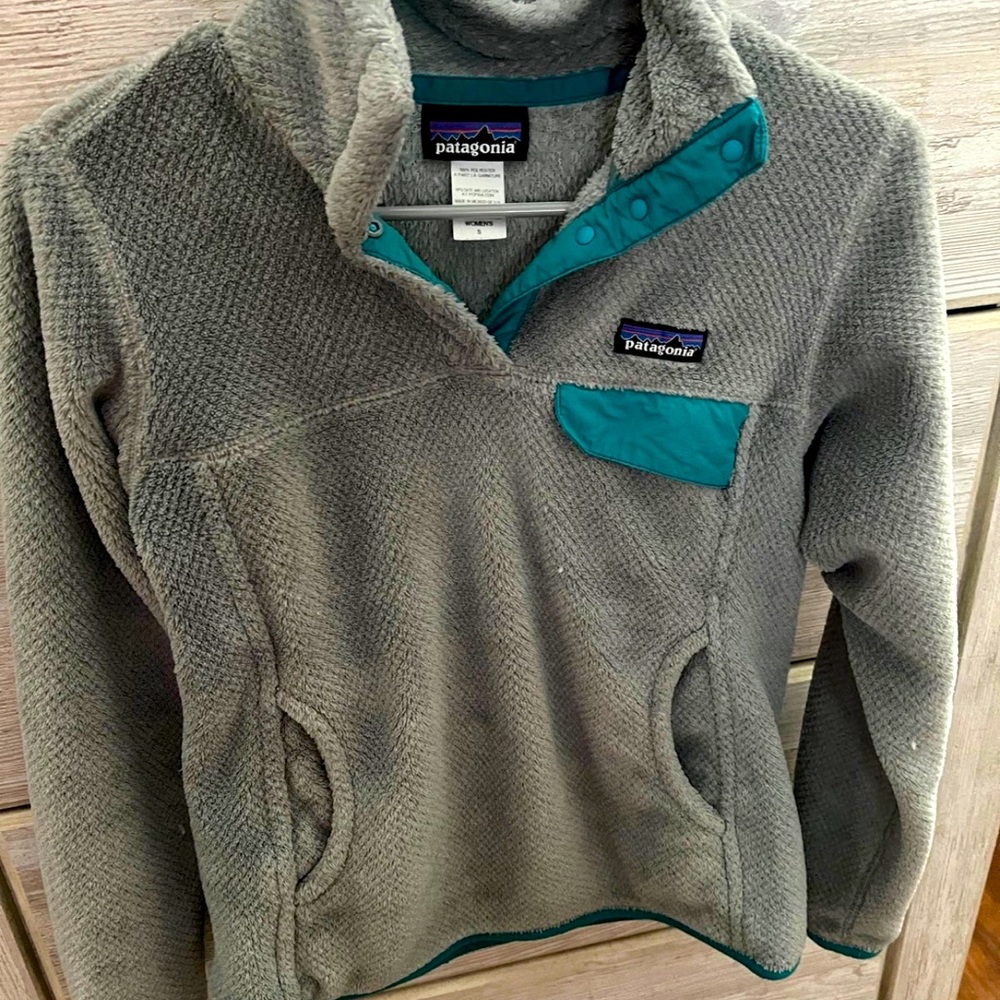 Grey and teal Women’s Patagonia pullover.